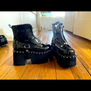 Demonia Ashes 100. Size 7 womens. Only worn once. Like new.